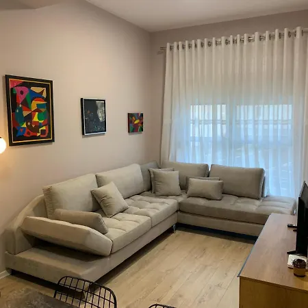 Lovely 1-bedroom In Wifi-netflix-ac Tirana